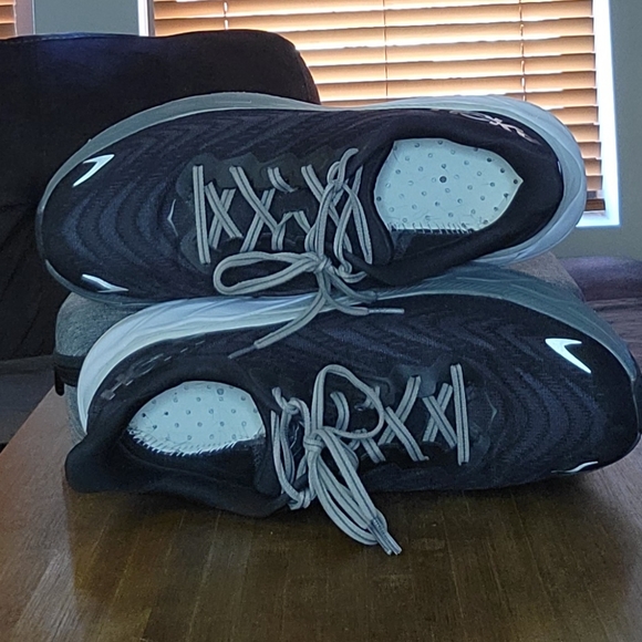 Hoka One One Men's Black and White Arahi 6 - removable insoles not included* - Picture 2 of 8